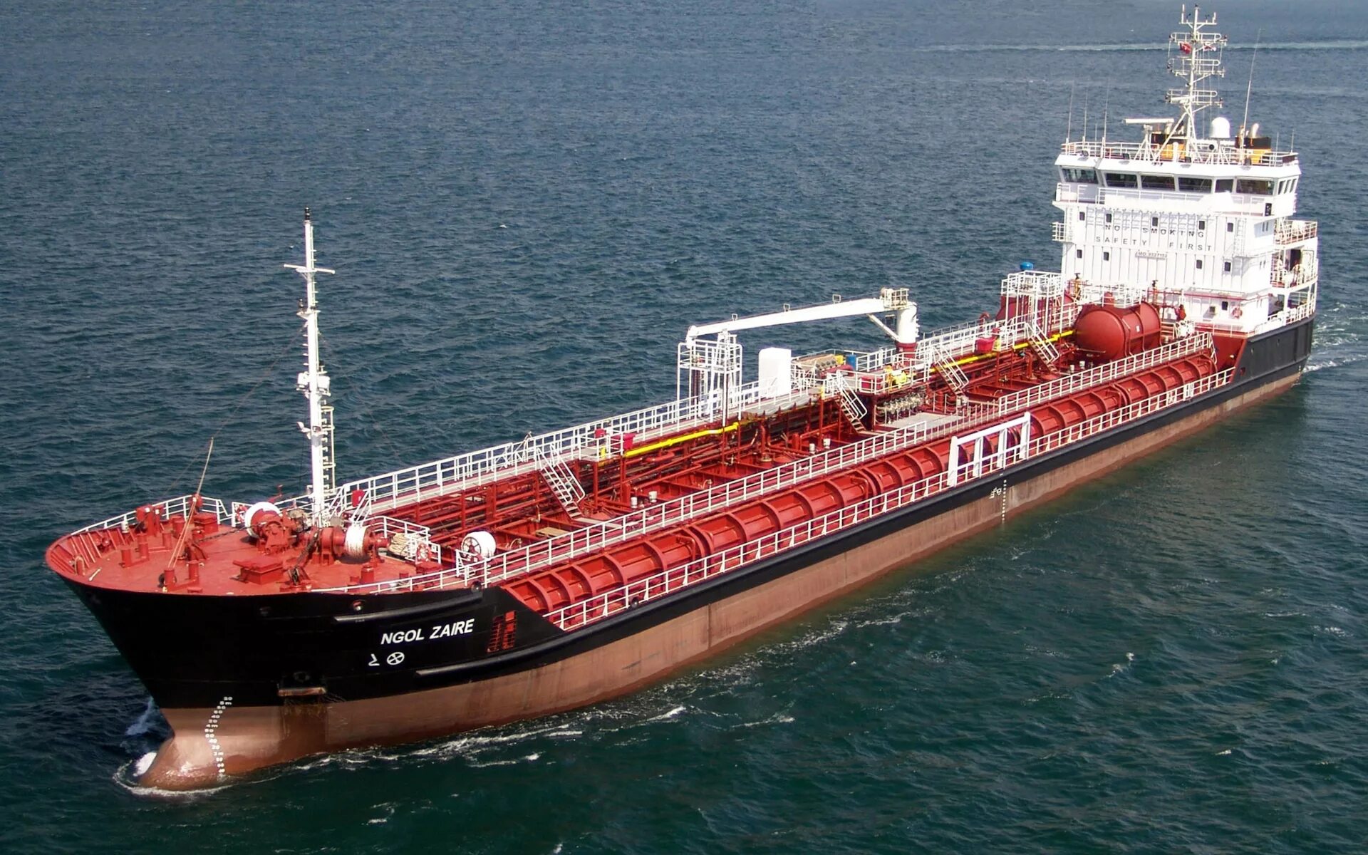 танкер с нефтью. плавающий нефтеперевозчик. морской нефтеналивной танкер. супертанкеров vlcc. нефтеналивной танкер 1000000 тонн.