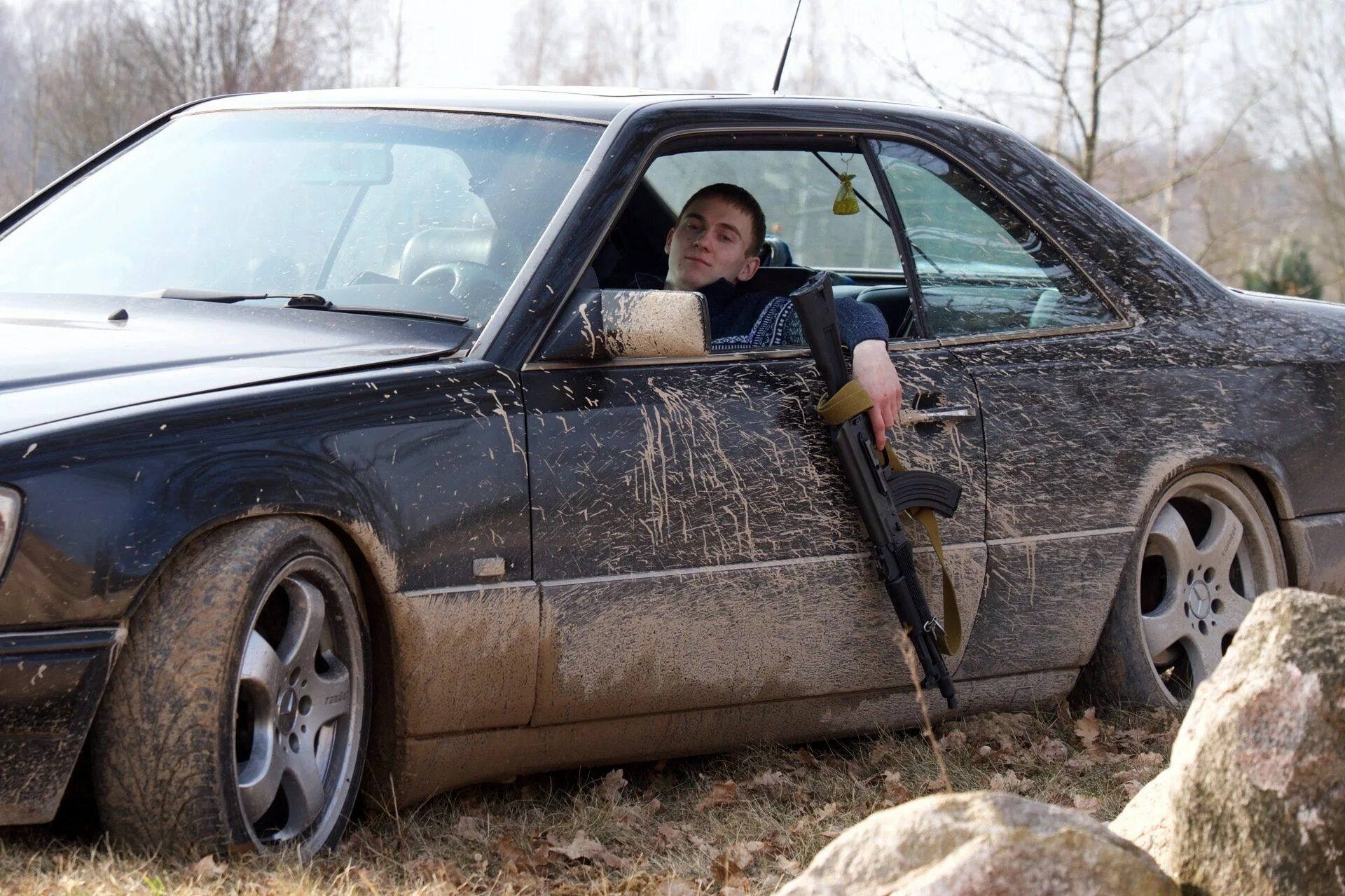 Тяжелая жизнь старых. Мерседес w124 грязный. Мерседес 124 убитый. Грязная машина. Грязная черная машина.