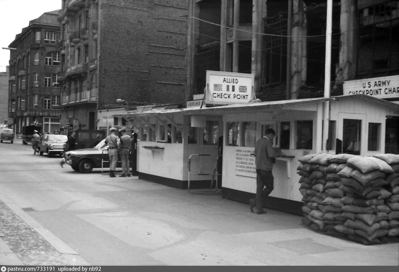 Last checkpoint. Checkpoint charlie berlin. чекпойнт чарли фото. berlin 1964. чекпойнт чарли старые фото.