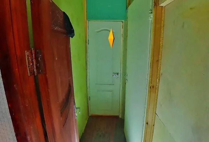 Открытая дверь в темноте. Перегородки из штор для зонирования пространства. Рабочее место в спальне. Зонирование комнаты обоями. Отель платонов лазаревское.