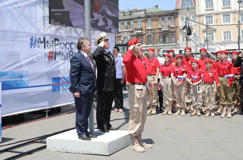 День россии владивосток. 12 Июня день России Владивосток. Флешмоб с флагом на день России 12 июня 2022 Владивосток площадь. Боевое братство Приморский край флаг.