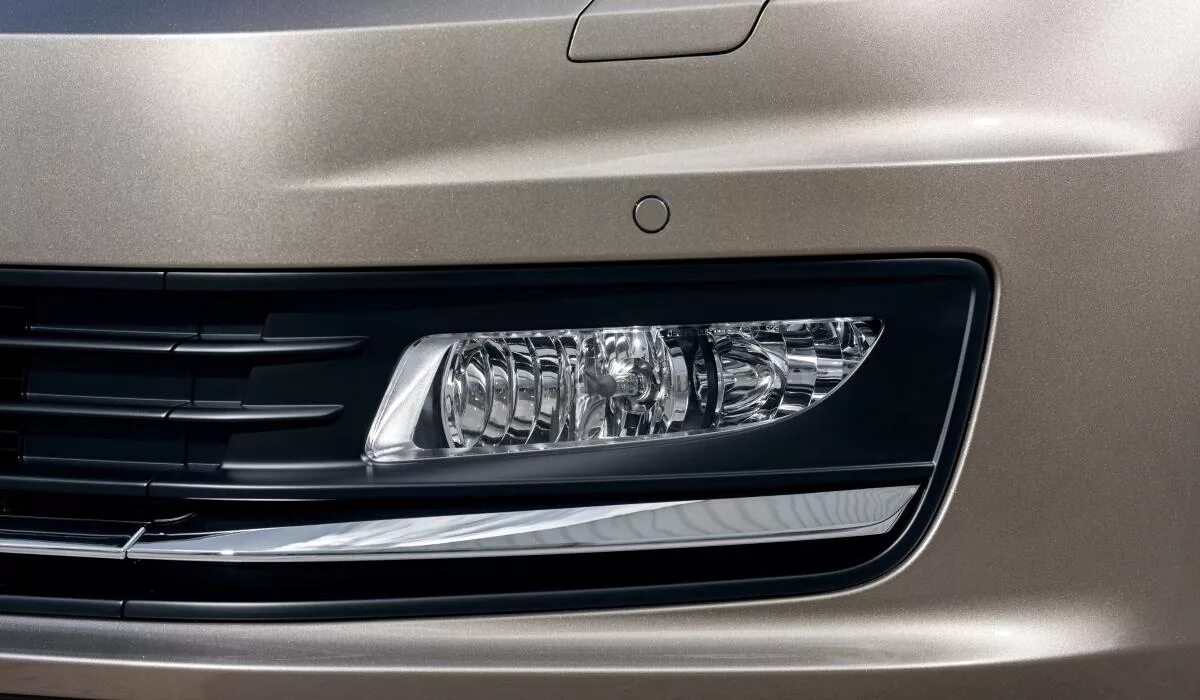 Противотуманные фары vw. ПТФ Фольксваген поло седан. VW Polo sedan ПТФ. Volkswagen Polo 2020 противотуманки. VW Polo sedan 2018 ПТФ.