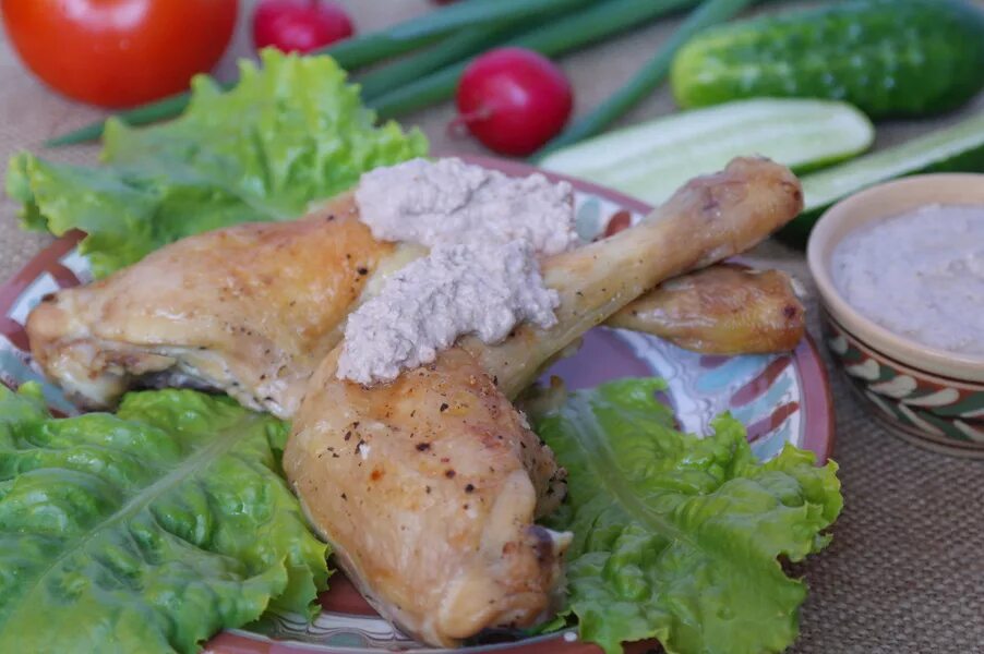 Окорочка с орехами. Курица с ореховым соусом. окорочка в соусе. куриные ножки с грецкими орехами. 2 блюдо из куриных окорочков.