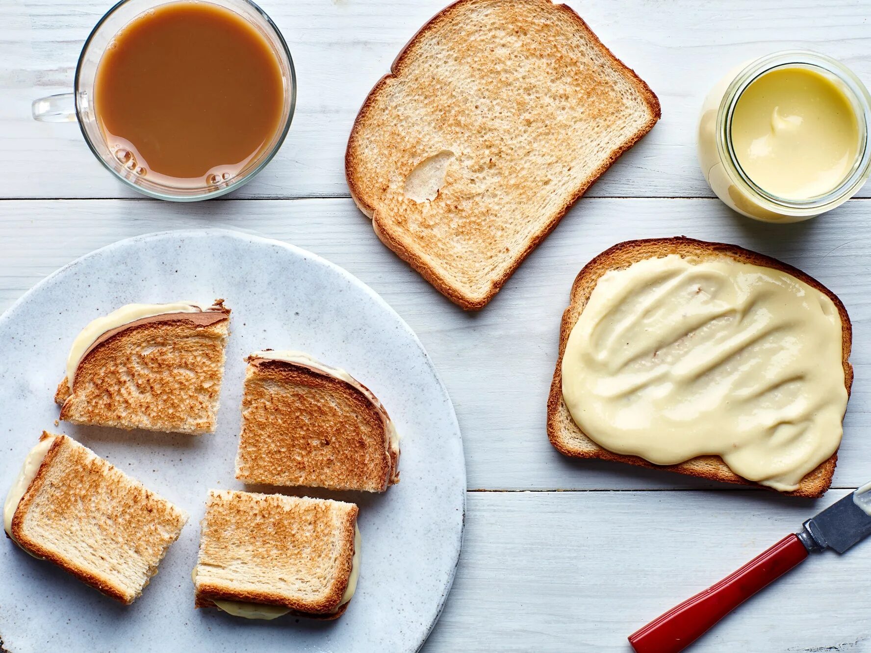 Завтрак бутерброд с сыром. Завтрак. Хлеб с маслом на завтрак. Бутерброды с маслом на завтрак. Тост с маслом.
