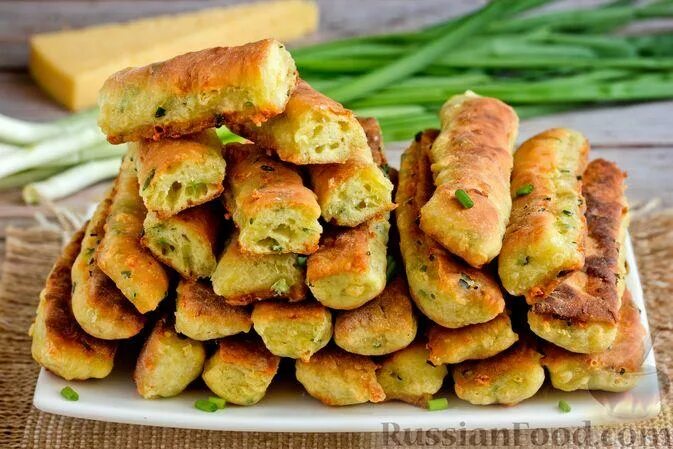 Лепешки с колбасой и сыром на сковороде на кефире. Сырные палочки на кефире на сковороде. Палочки на кефире с колбасой. Сырные палочки на кефире. Палочки на кефире с колбасой.