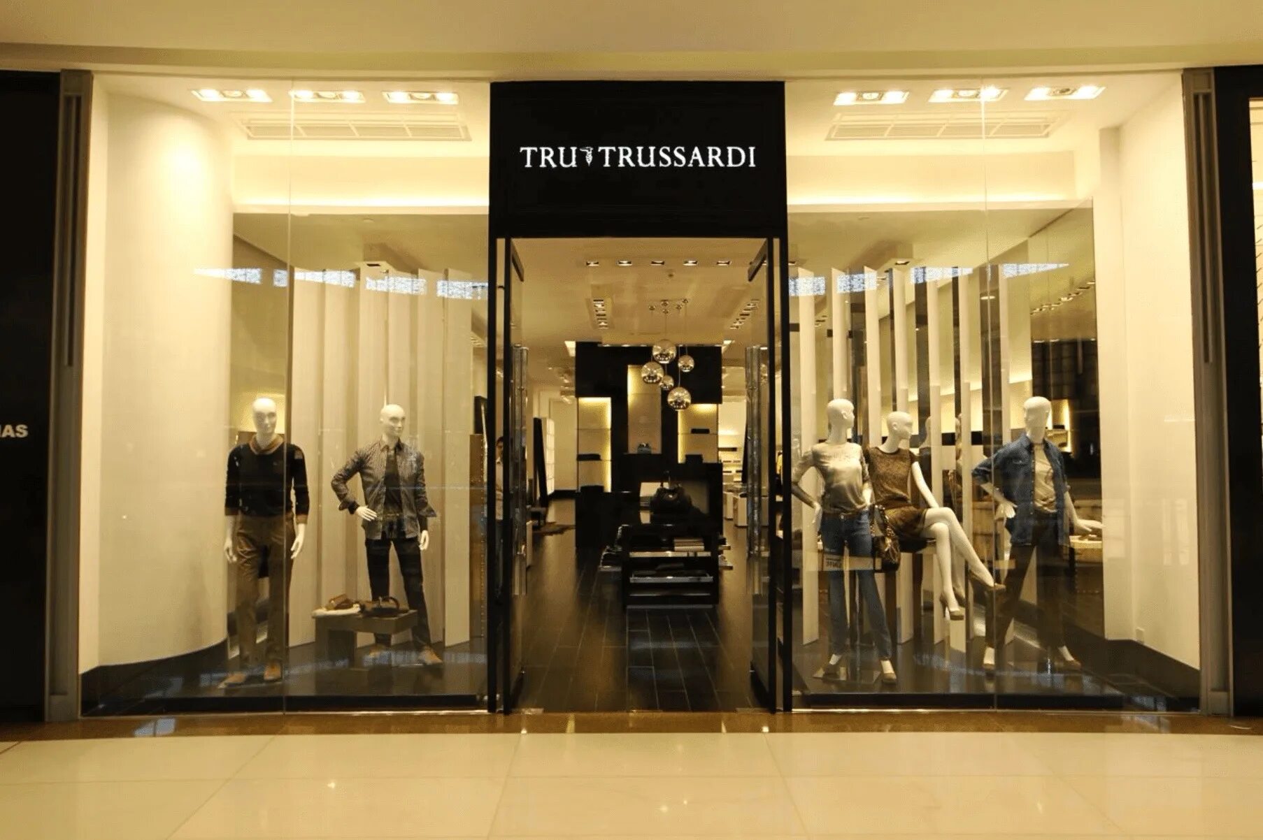 Trussardi одежда. Бутики труссарди. тц европейский труссарди. магазин tru trussardi. trussardi метрополис.