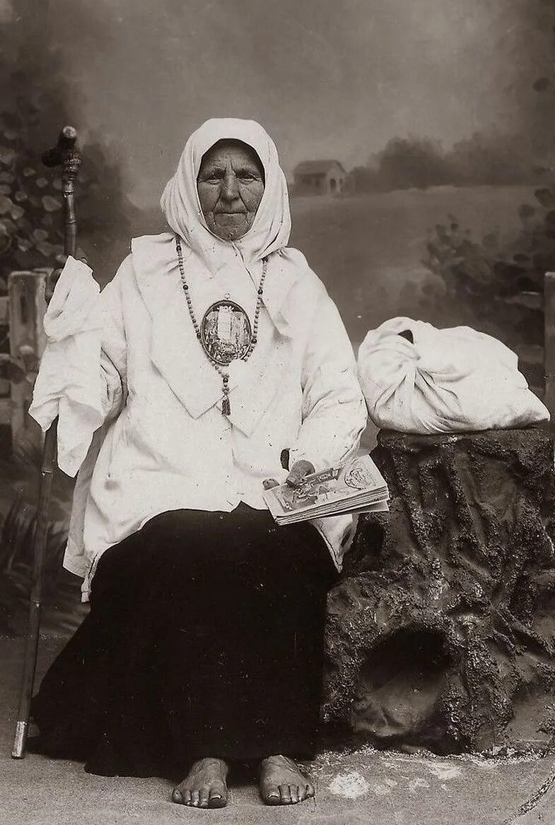 Блаженная матронушка босоножка петербургская. Матрена босоножка. Матрона питерская босоножка. Блаженная старица матрона босоножка. Матрена босоножка.