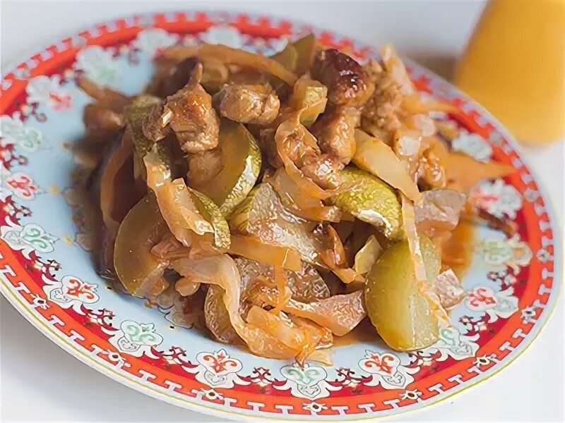 Свинина жареная с кабачком. Картофель жареный с мясом. Свинина тушеная с кабачками. Кабачки с свининой тушеные. Свинина по-польски рецепт.