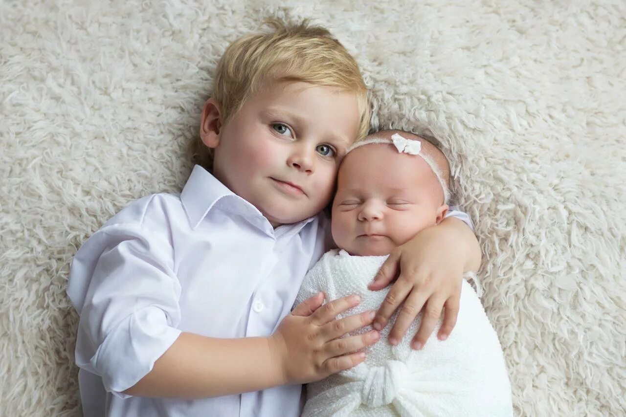 Старший и младший брат. Младший ребенок в семье старое. Младший брат. Малдшийребенок в семье. Старшая сестра и младший брат.