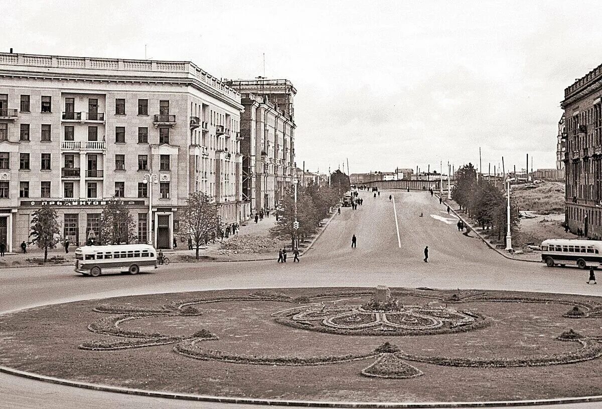 Круглая площадь полтава. Комсомольская площадь санкт-петербург. Комсомольская площадь питер. Минск площадь победы 1950. Фото площади колумба в нью-йорке.