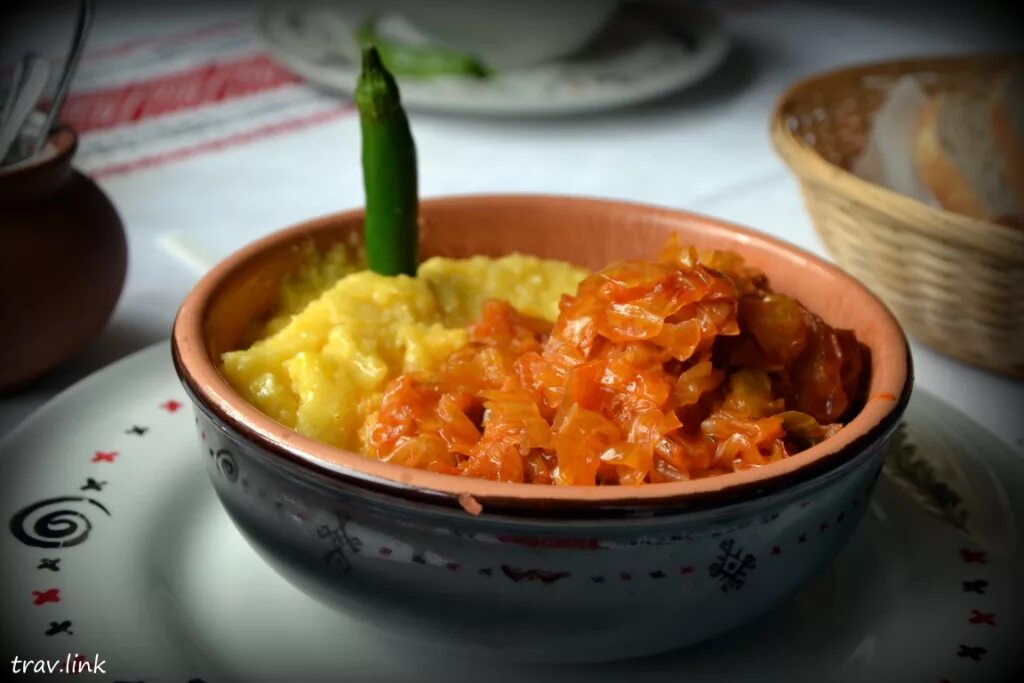 Острая свекла. Молдавская кухня. Закуска румынская. Румыния традиционные блюда. Плакие де пеште.