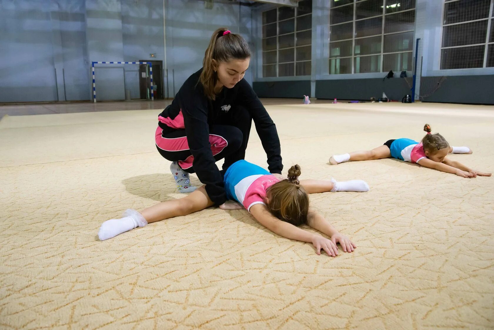 Анжелика фадеева гимнастка. Тренер по художественной гимнастике. Растяжка гимнасток. Тренер по художественной гимнастике. Тренер по художественной гимнастике.