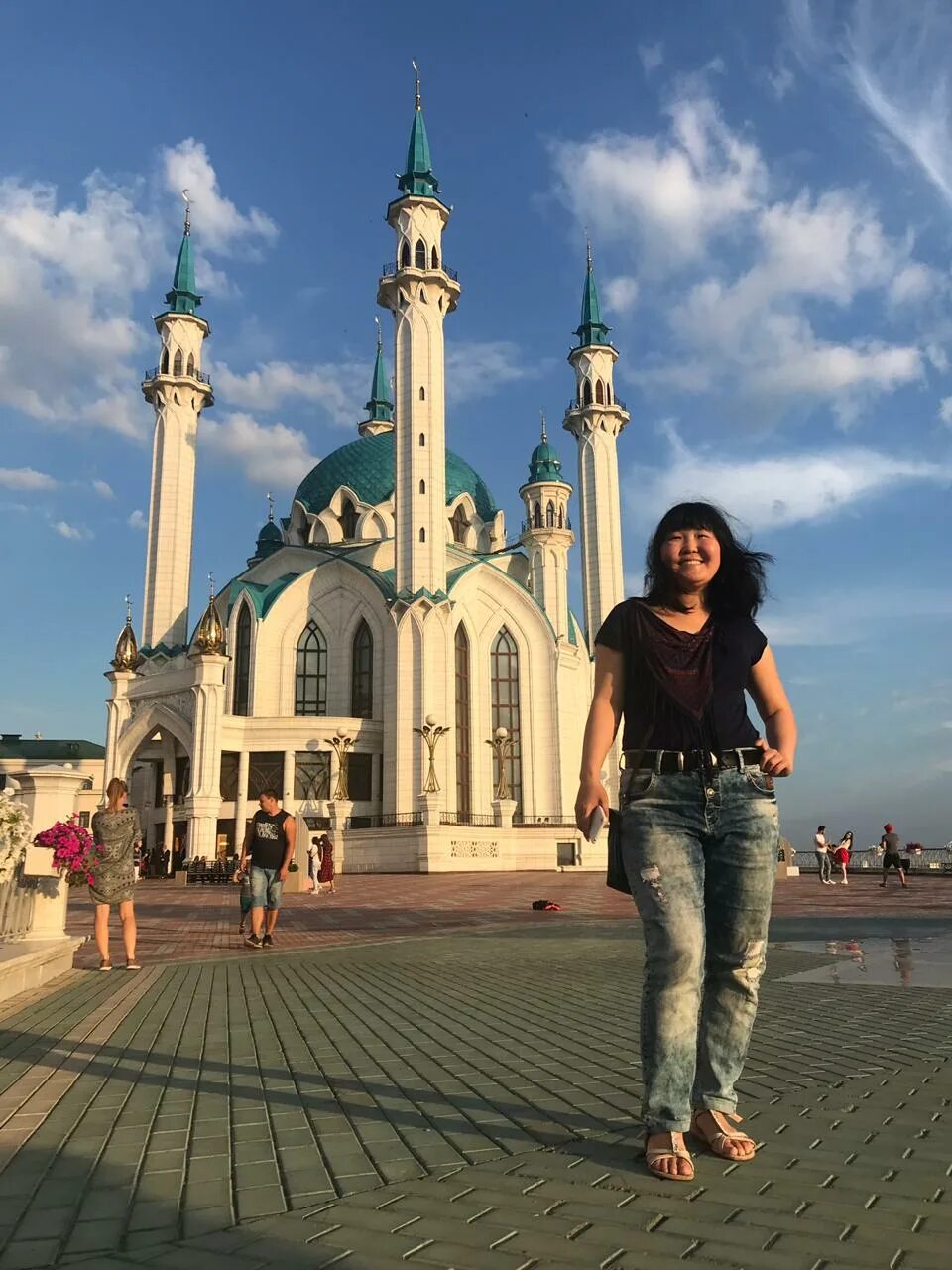 Киргизки отношения с русскими. Девушки киргизки. Нуржанова сезим. Киргизские девушки. Кыргызы в москве девушки.