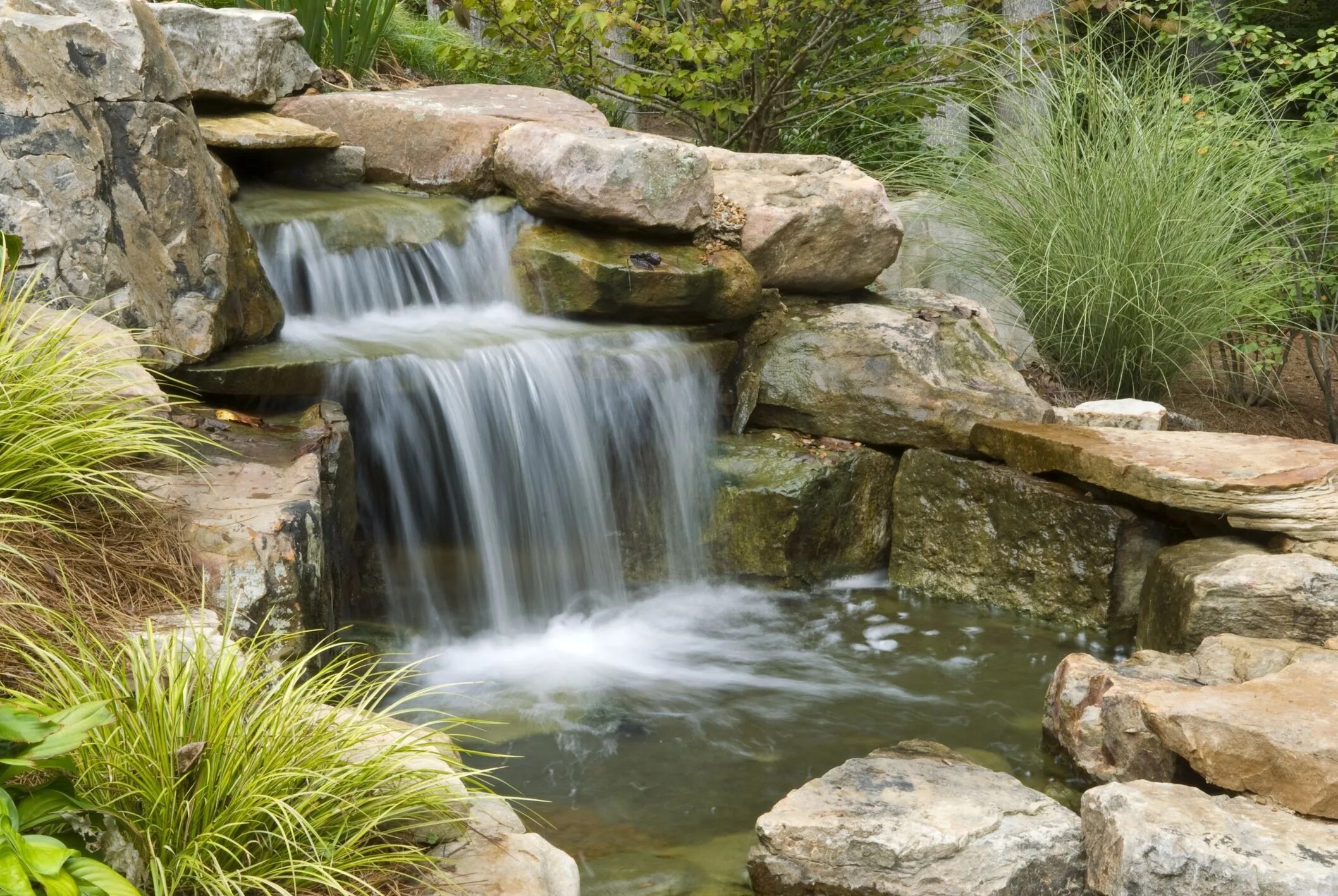 Постройка декорат водопада Каскад. Каскад искусственный водопад. Водопад-фонтан Ручеек садовый. Водопад в ландшафте.