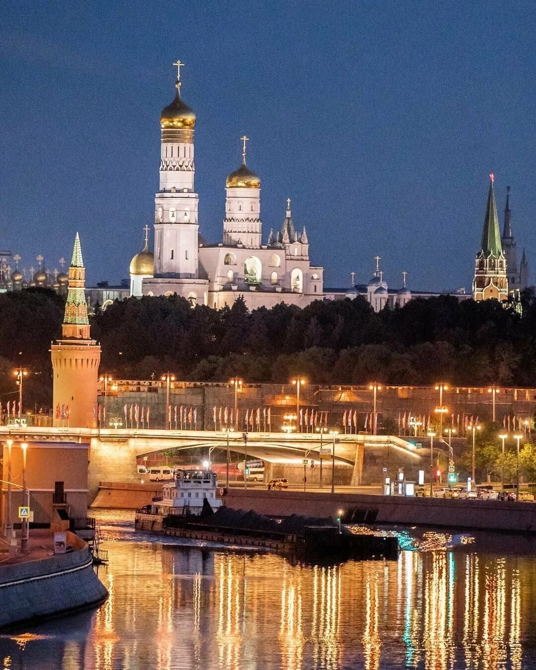 Реки Москвы. Россия Москва река. Москва река в Москве. Московский Кремль и Москва река.