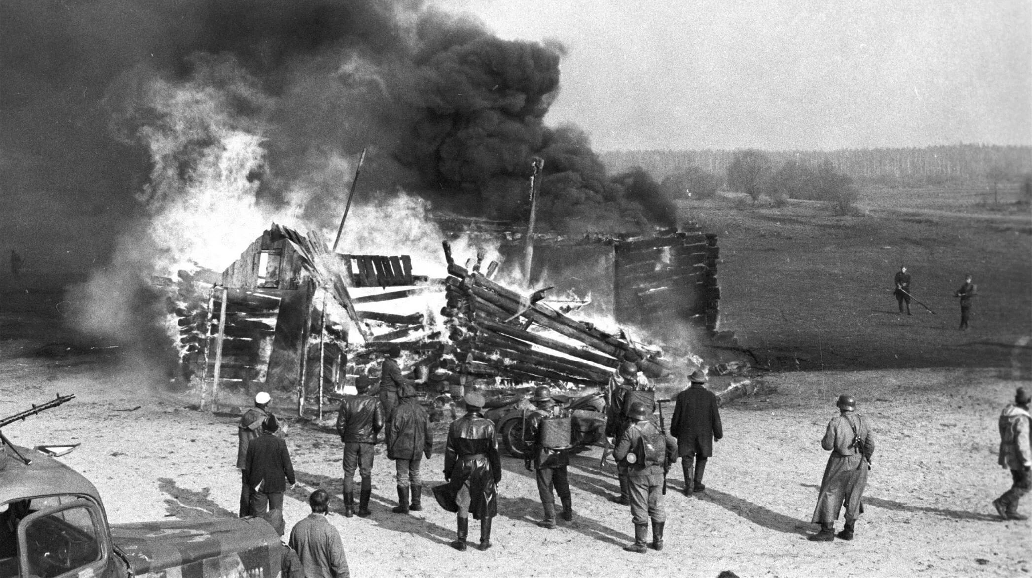 Беларусь у гады вайны. Хатынь 1943. Хатынь Сожженная деревня немцами в 1943. Хатынь в годы Великой Отечественной войны.