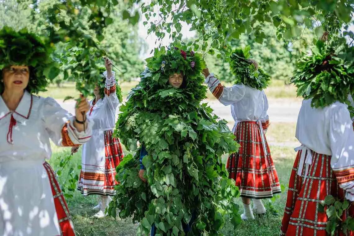 Троица березка. Завивание Березки на Троицу. Семуха в Беларуси. Троица зеленые Святки. Троица обряды.