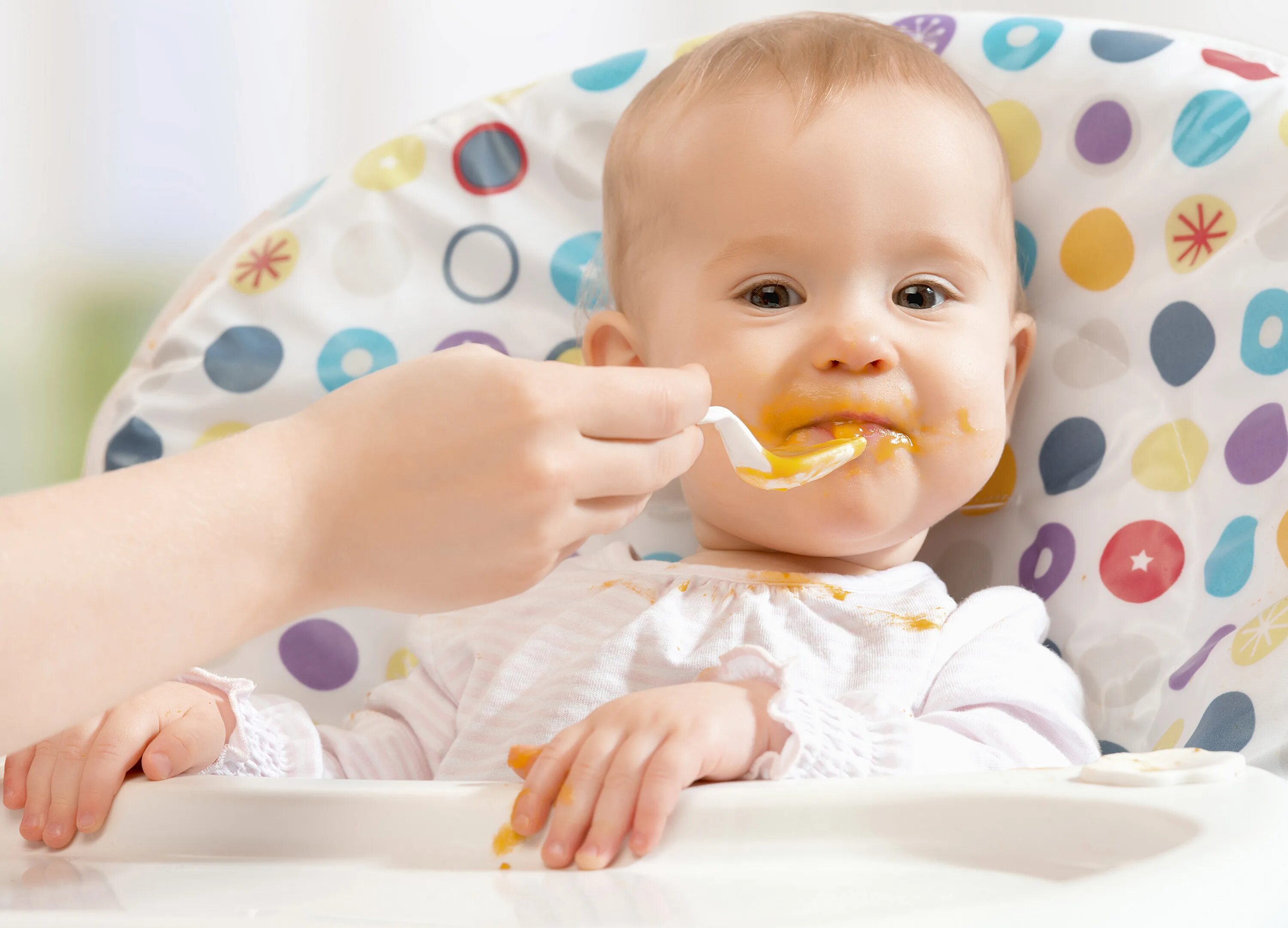Дети первого года жизни. Малыш кушает. Дети до 6 месяцев. Полугодовалый ребенок. Говорит ребенок 6 месяцев
