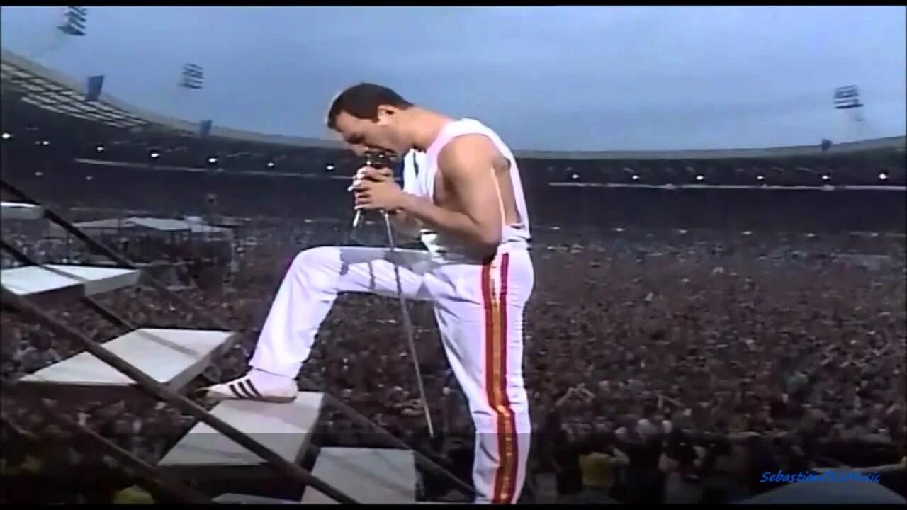 Queen концерт на стадионе уэмбли 1986. Фредди меркьюри концерт уэмбли. Queen уэмбли 1986. Группа квин на уэмбли. Фредди меркьюри концерт уэмбли.