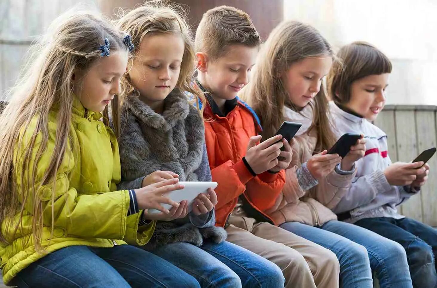 Как найти телефон в школе. Подросток с телефоном. ребенок со смартфоном. подросток сидит в телефоне. школьники с гаджетами.
