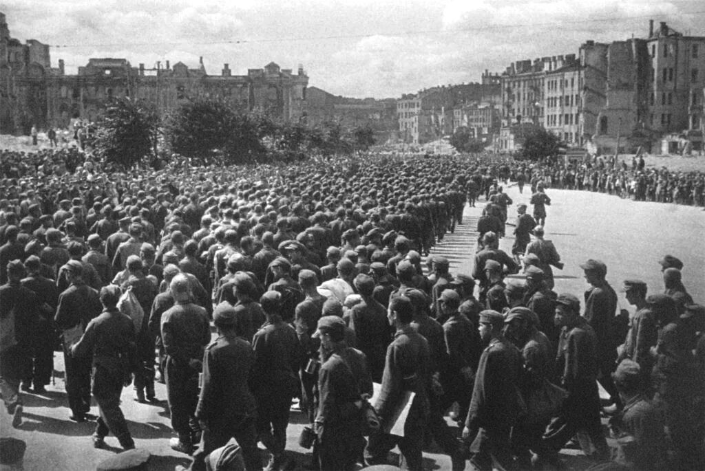 1944 г состоялся парад побежденных. Парад военнопленных в москве 1944. парад пленных немцев в москве 1944. шествие немецких военнопленных в москве 1944. марш пленных в москве 1944.