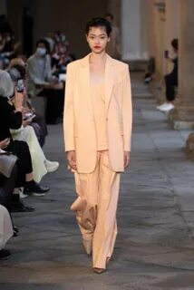 Показ max mara