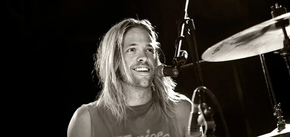 Taylor hawkins. Foo fighters taylor hawkins. тейлор хокинс из foo fighters фото. могила тейлора хокинса. taylor hawkins причина смерти.