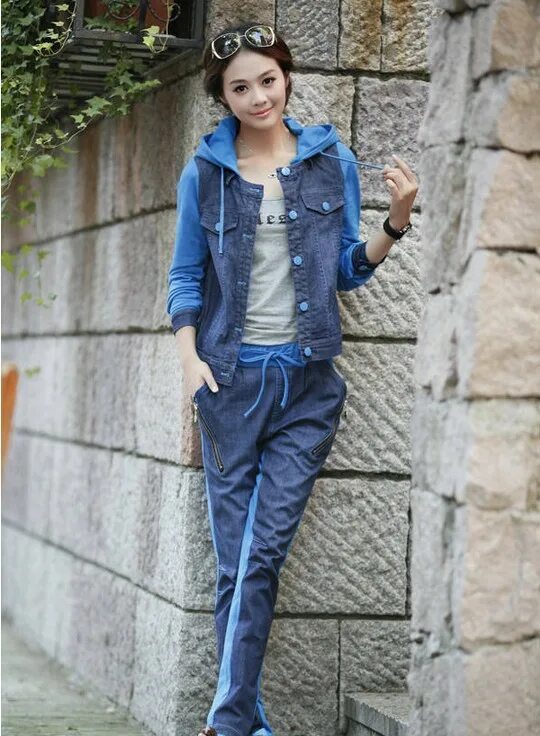 Спортивный костюм женский джинс. Джинсовый костюм. Джинсовый костюм женский. Спортивно джинсовый стиль. Женский костюм под джинсу.