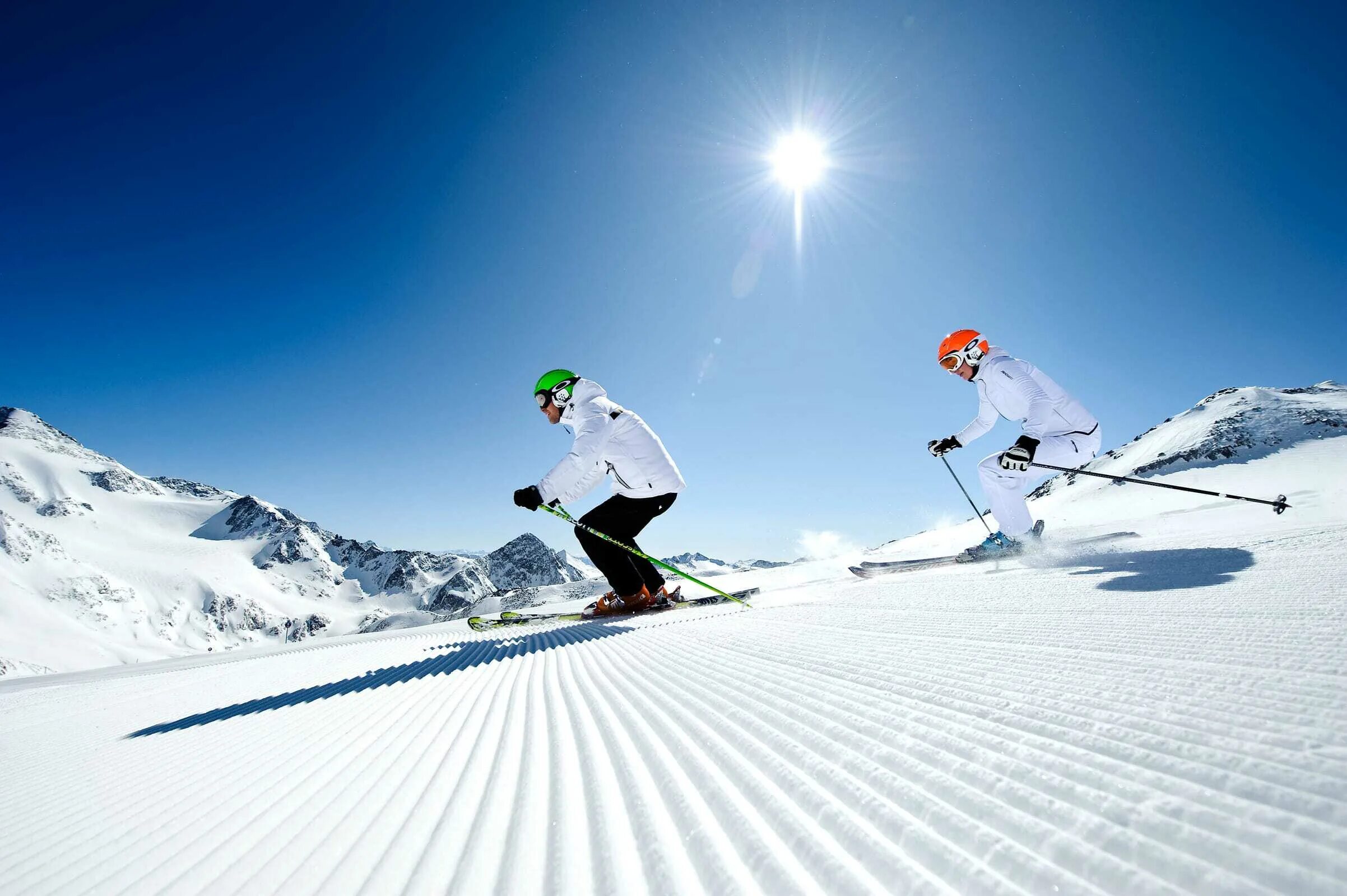 Горный лыжник. Горнолыжный спорт. Горные лыжи. Катание на лыжах. Горнолыжник.