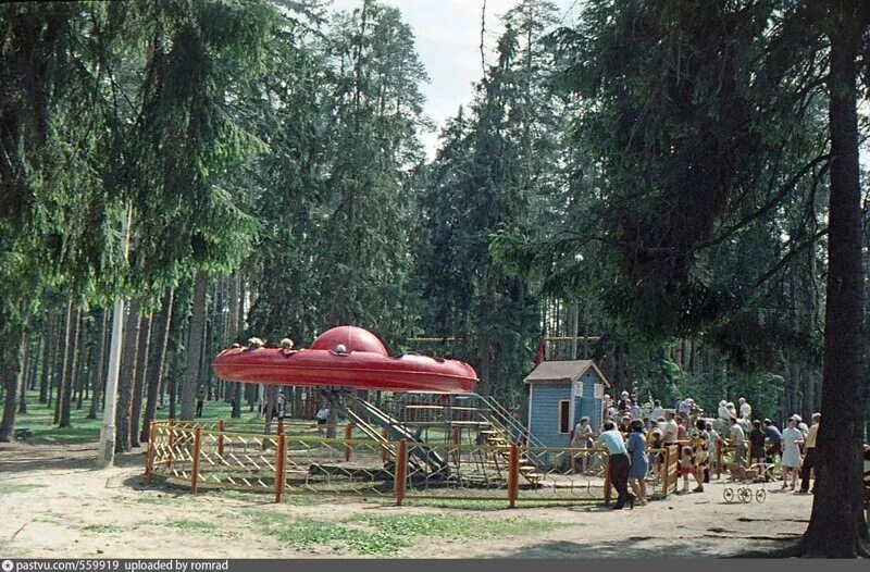 Источники советского времени. Аттракцион парк Горького Сатурн Москва в СССР. Парк Космонавтов Ижевск СССР. Карусель Сатурн. Парк Космонавтов аттракционы СССР.