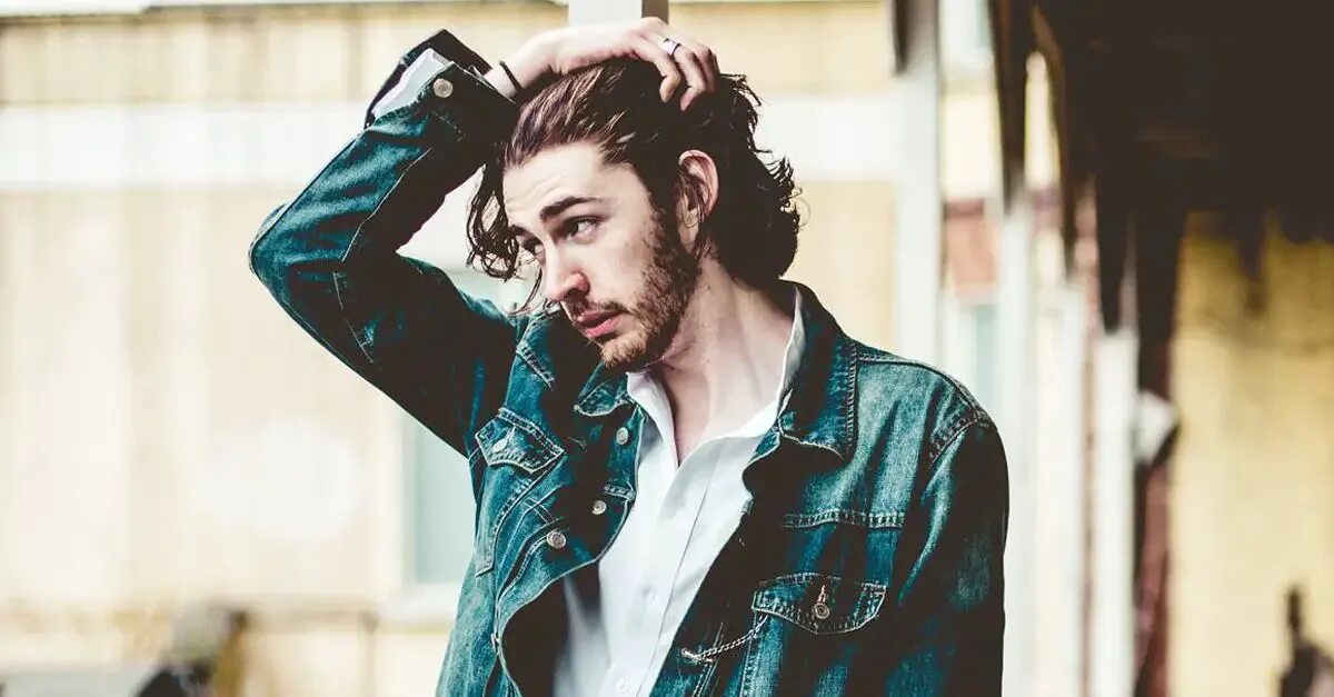 Hozier song перевод. Hozier усы. hozier и его девушка. hozier в метро. hozier дом.