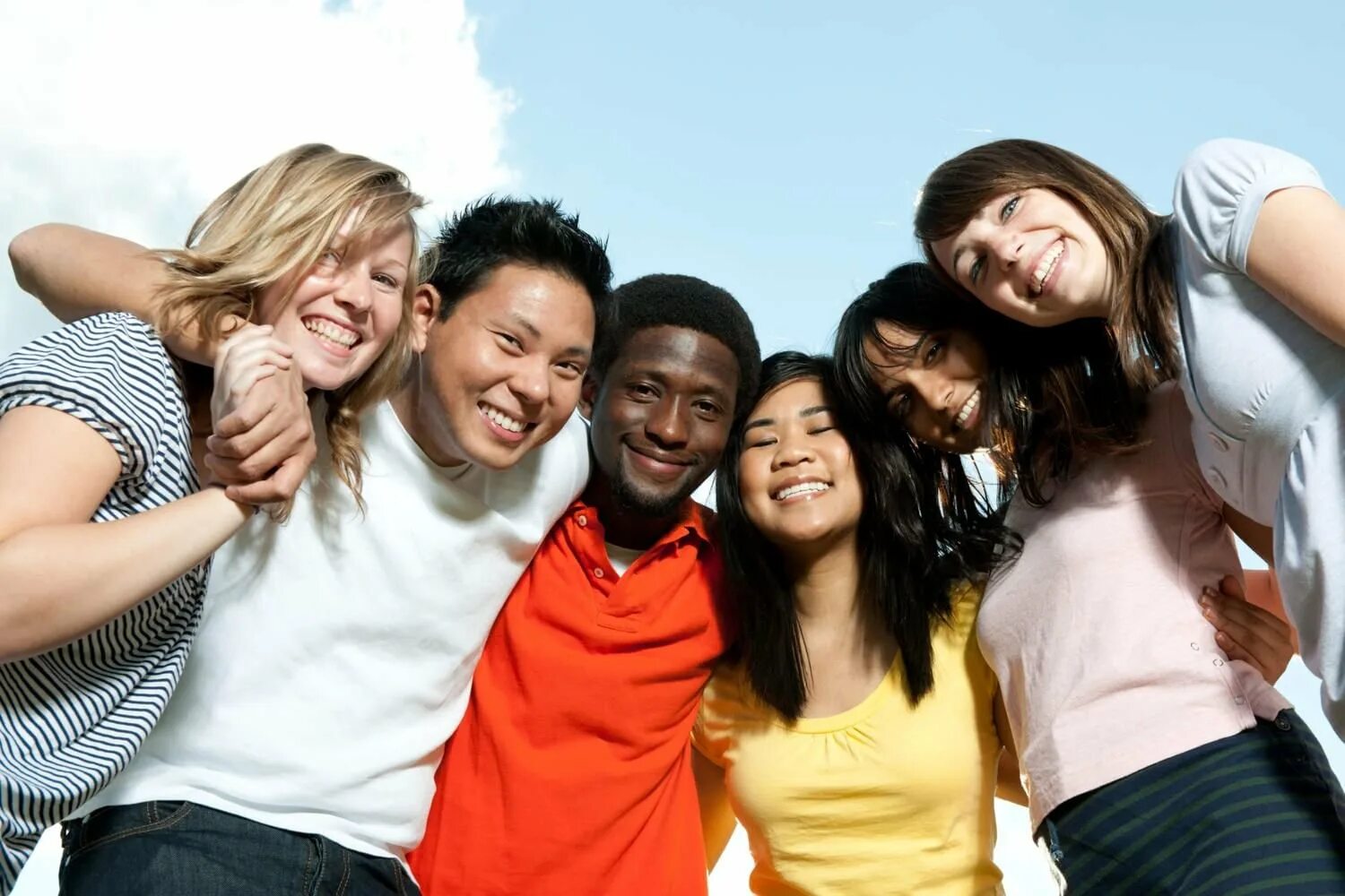 Подростки в других странах. Разные нации. Иностранные студенты. Люди разных рас. Группа людей.