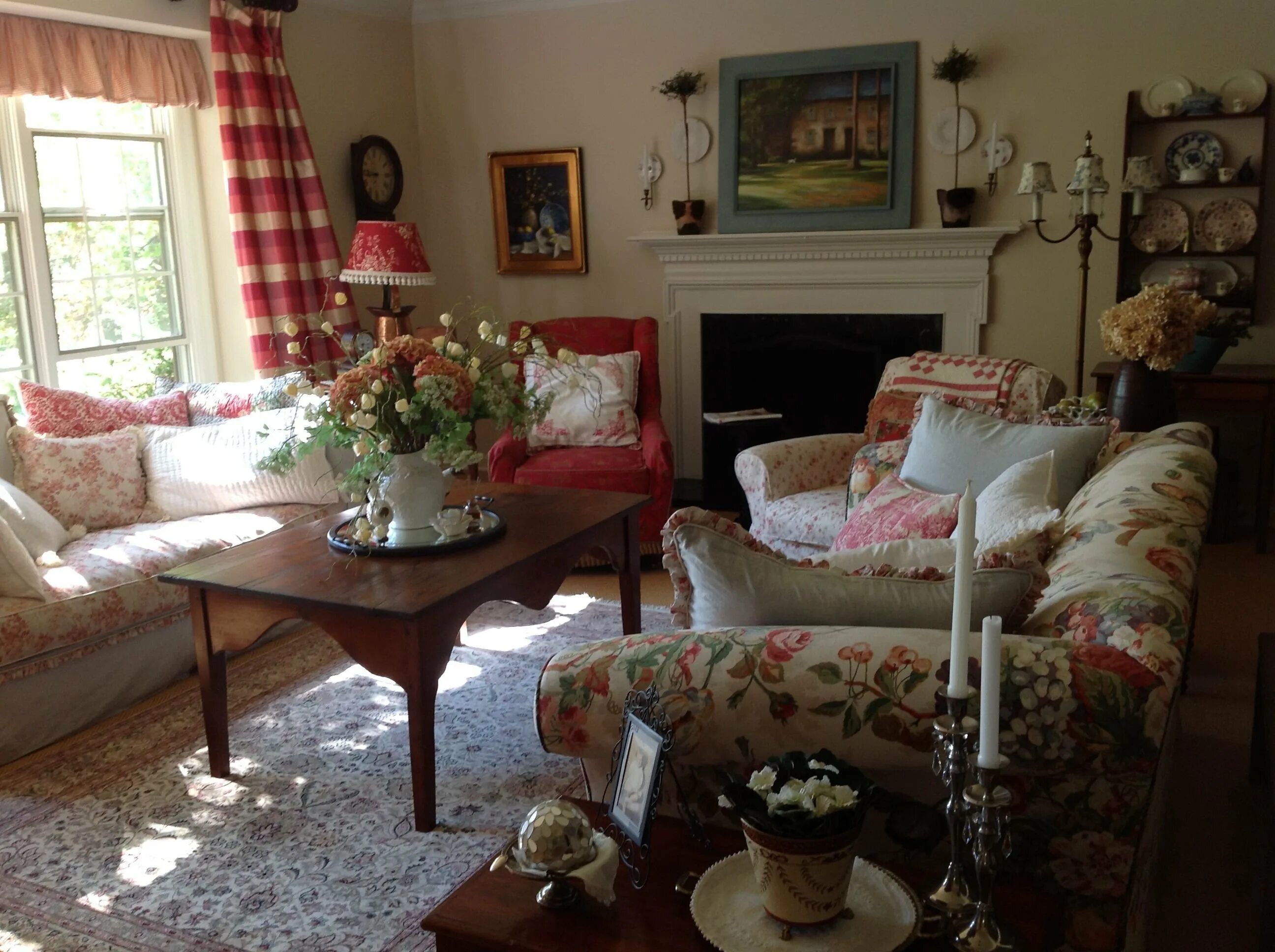 Англия коттедж викторианский стиль внутри. Интерьер маленького английского домика. Дом в англии в стиле тюдор интерьер. Холл в викторианском стиле. Интерьер в английском сельском стиле.