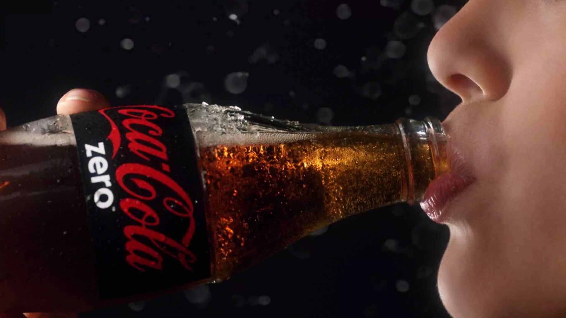 Пей зеро. Газировка в банке кока кола. Coca cola zero реклама. Кола. Coca cola zero 0.