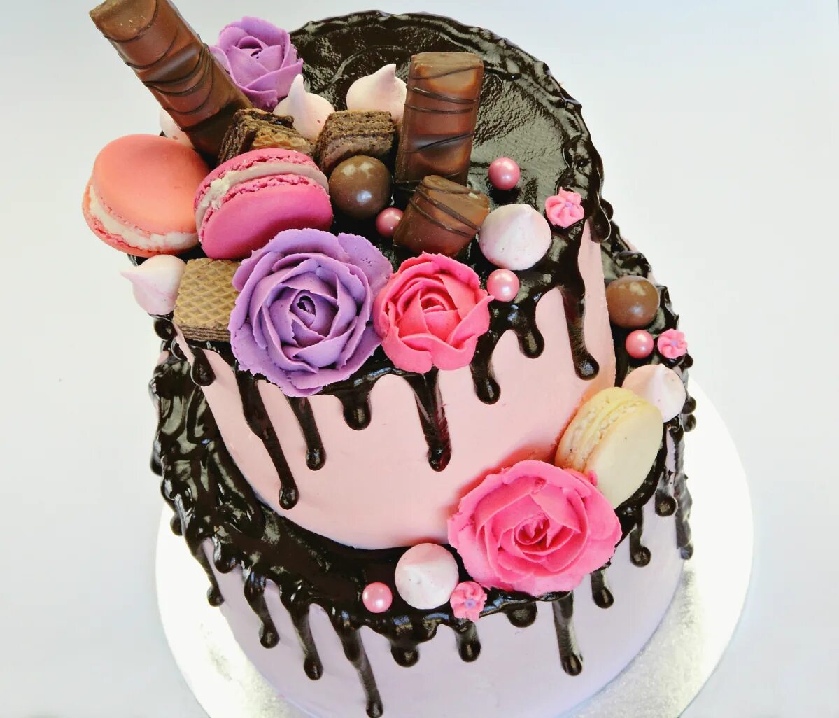 Женские сладости. Украшение торта сладостями. Декор торта для девочки. Торт для женщины. Торт украшенный сладостями для женщины.