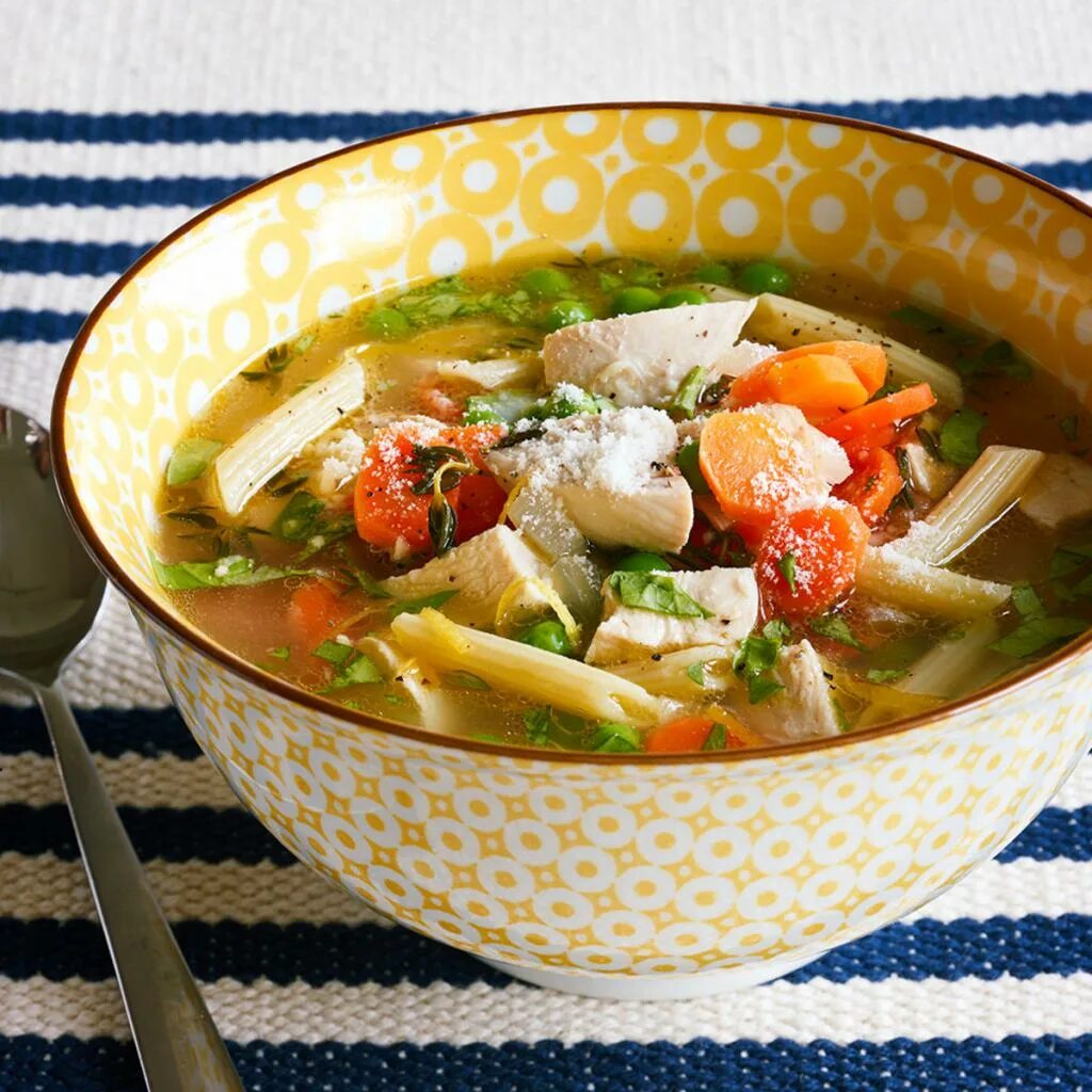 Суп с макаронами и мясом. Суп гандей. суп с макаронами. суп с макаронными изделиями. суп с макаронами и курицей.