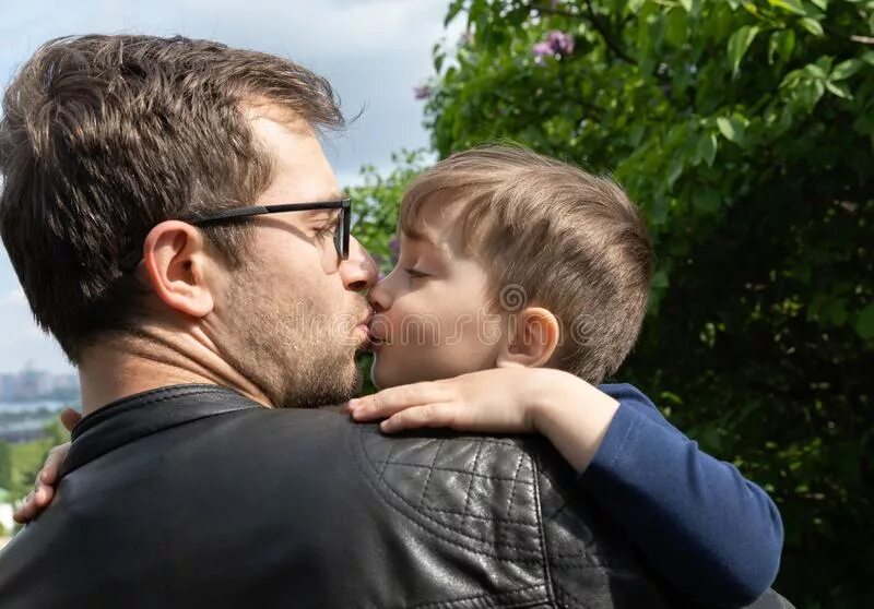 Yo father bongacam photo. Отец целует сына. Поцелуй сына. Папа и сын поцелуй. Любовь отца к сыну.