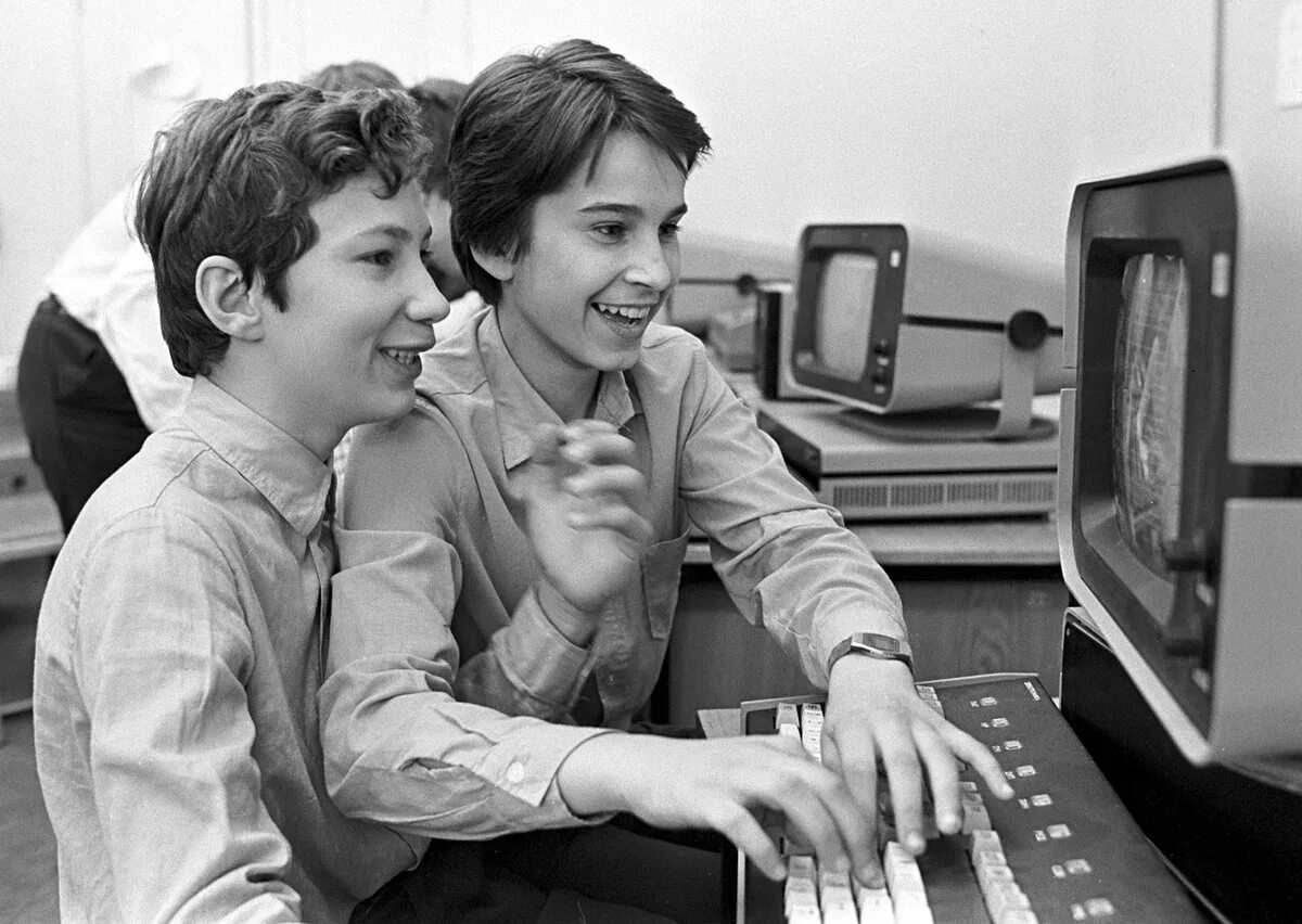 Информатика в 5 лет. ЭВМ ДВК-2. Советские школьные компьютеры. Компьютеры в советских школах. Компьютер 1990 года.