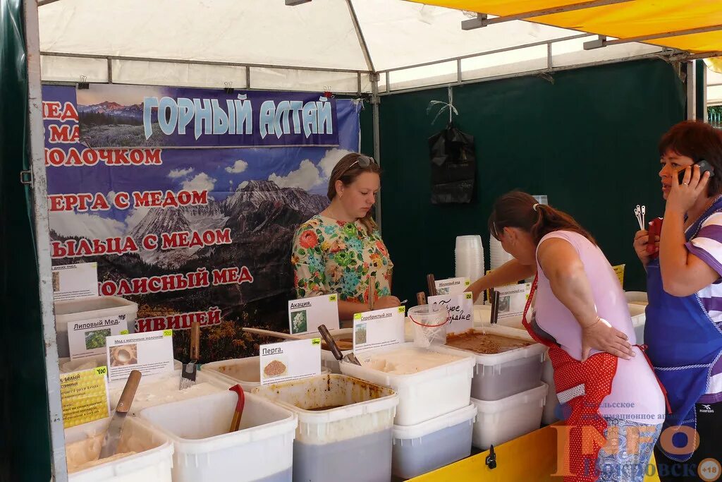 Работа в энгельсе сегодня. Ярмарка меда. Ярмарка меда в Йошкар-Оле. Выставка меда в Челябинске сегодня. Фартуки для медовой ярмарки.