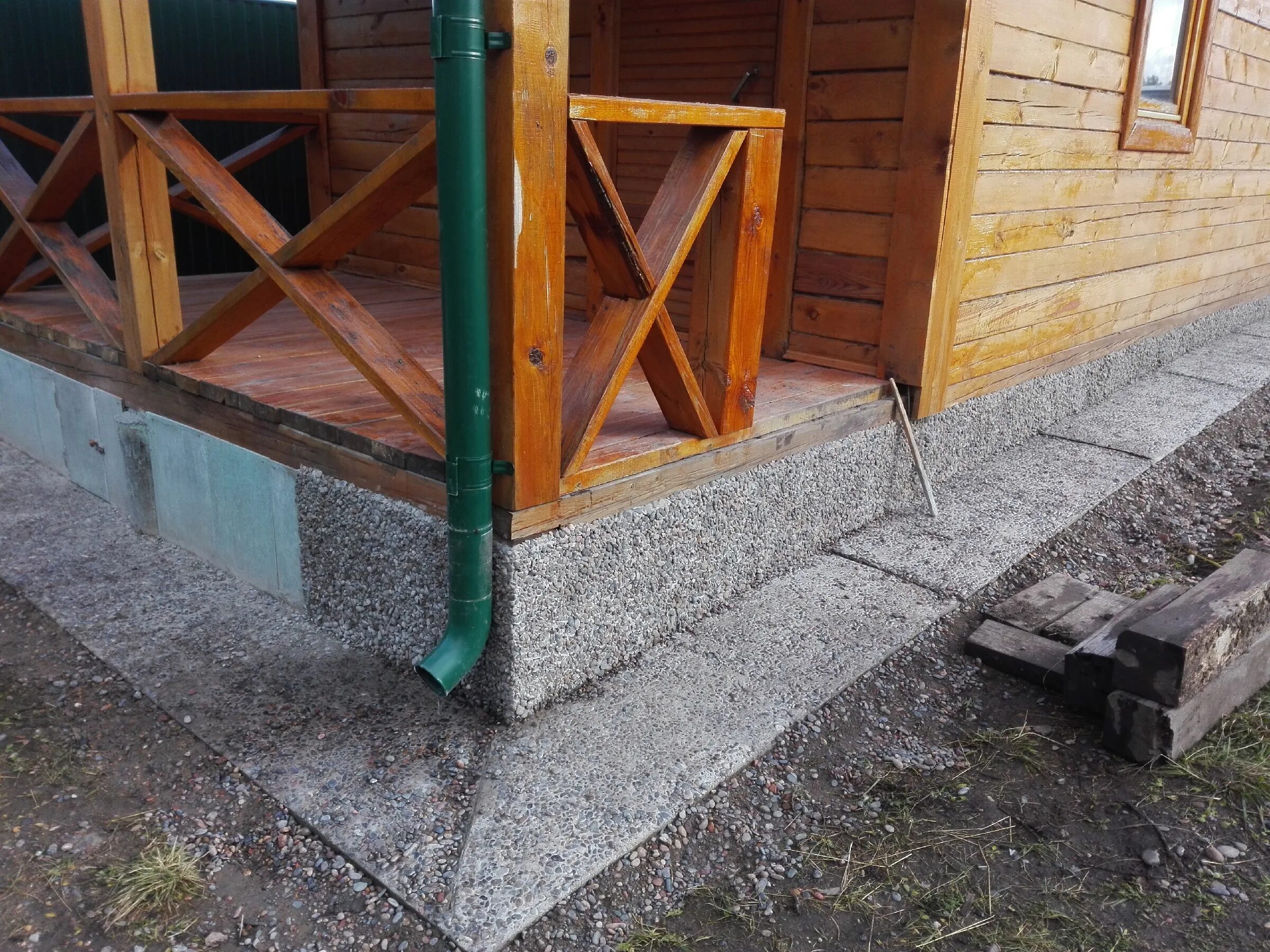 Отделка цоколя фундамента. Цоколь фундамента. Фундамент цоколь 450кв. Мраморная крошка технониколь. Материалы для облицовки цоколя.