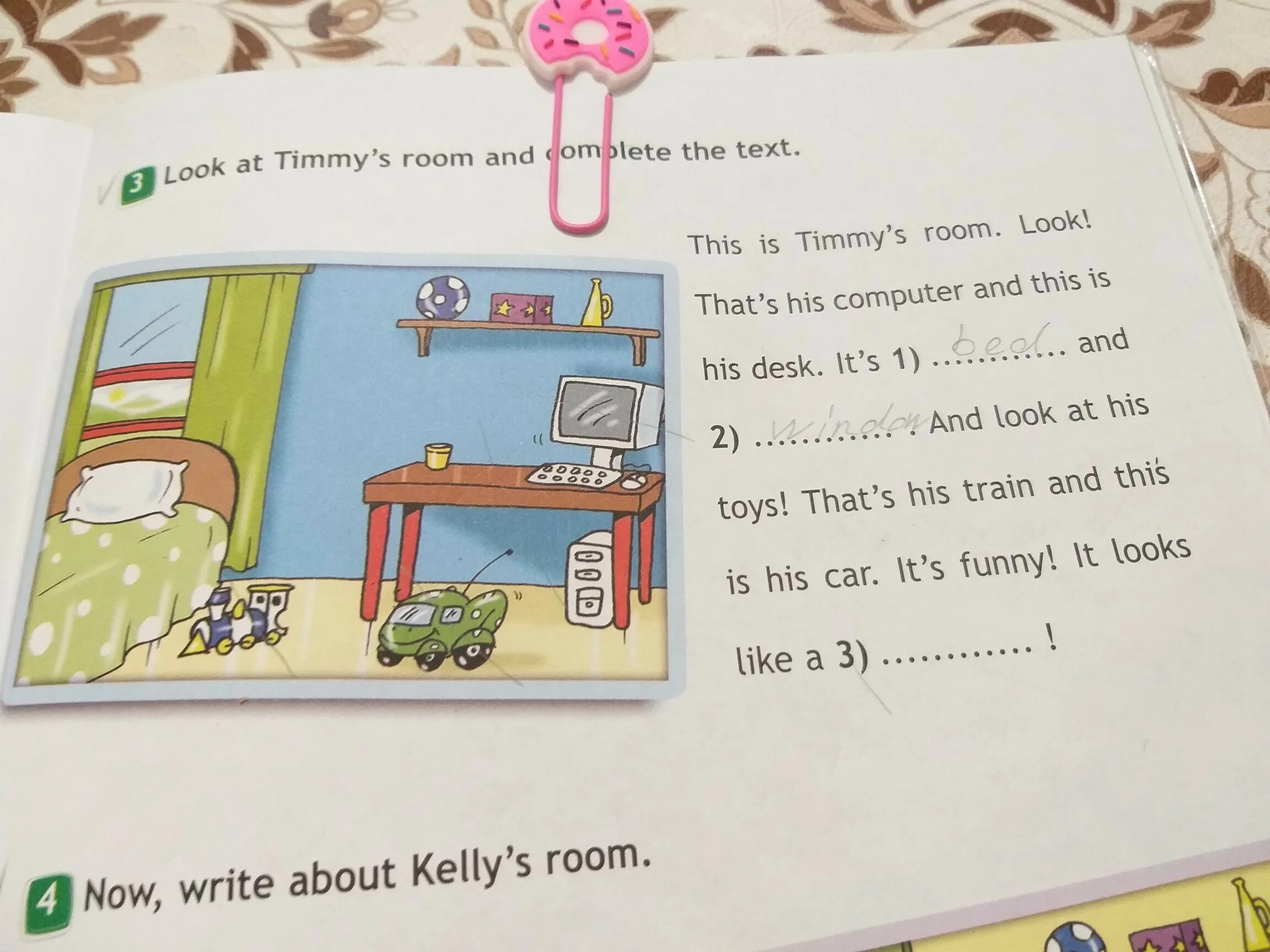 This is timmy s room look. Английский язык 3 класс look at Timmy's Room. Timmy Room английский 3 класс. This is Timmy s Room look that s his Computer and this is his Desk перевод. Look at Timmy's Room and complete the text 3 класс.