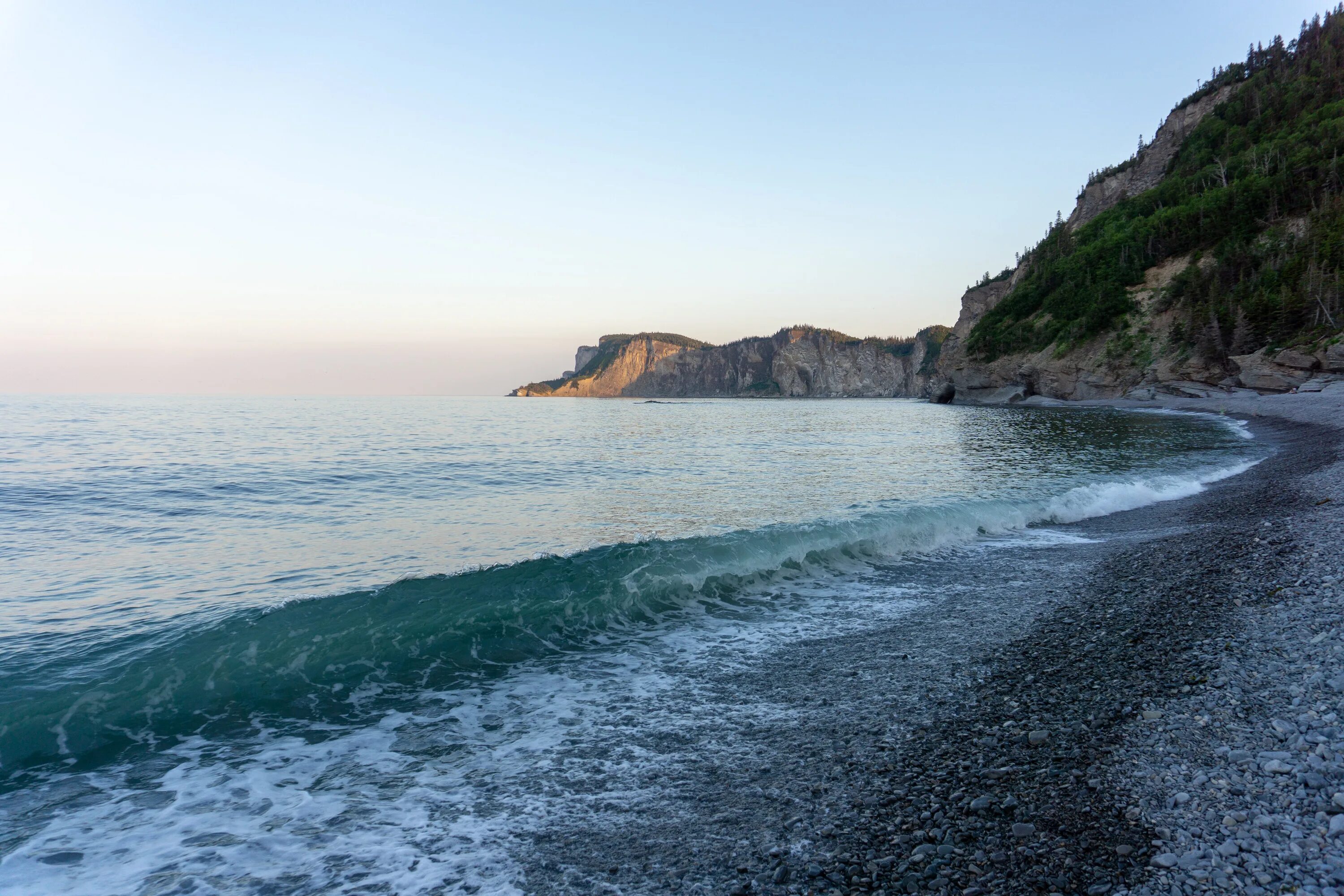 Черное море. Лазурное чёрное море. Избербаш море мыс. Берег черного моря. Скалистые берега черного моря.