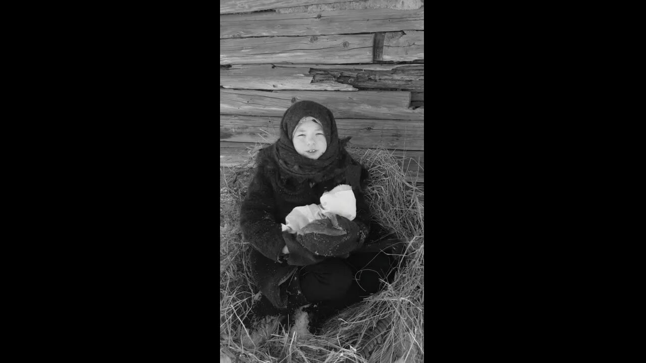 Стихотворение оборванного мишку утешала. Стихотворение оборванного мишку утешала девчушка в изувеченной избе. Стихотворение оборванного мишку утешала. Оборванного мишку утешала стих. Мишки детей войны.