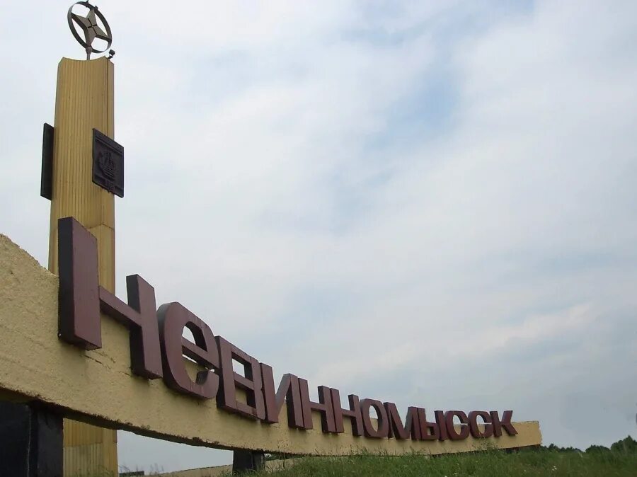 Апрельский Невинномысск / Весенние краски и золотое освещение от заката на домах