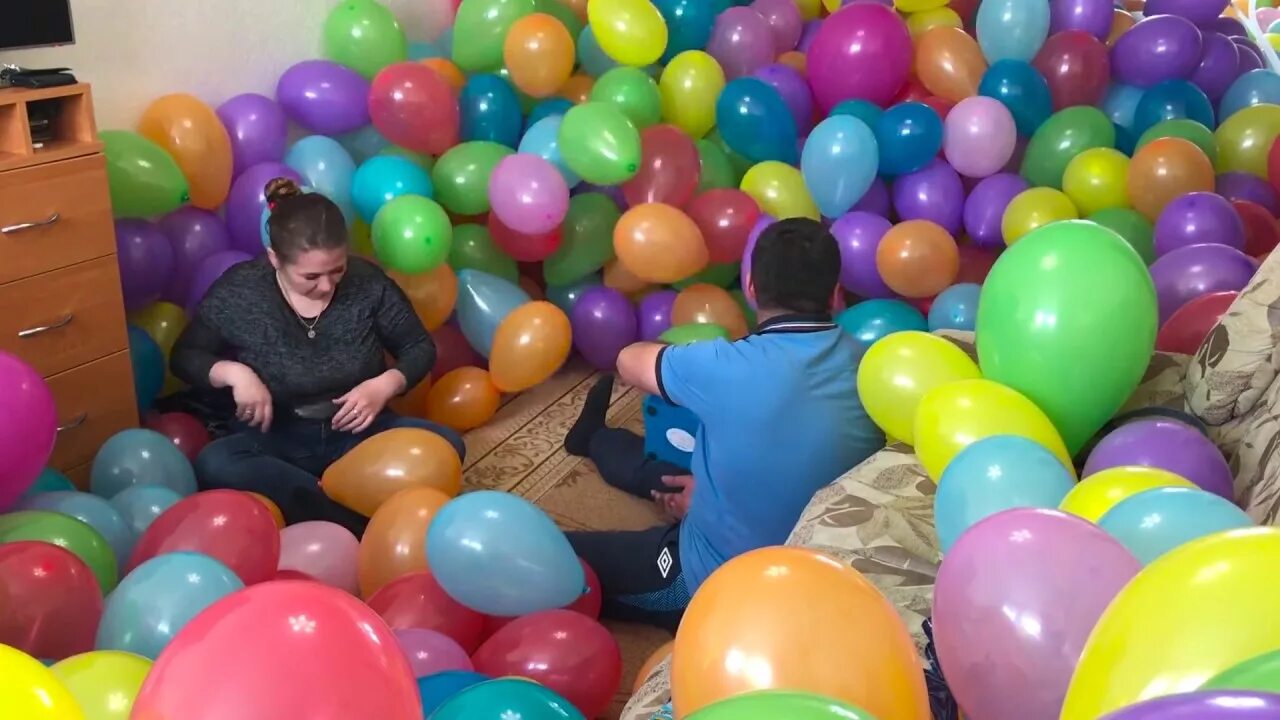 Комната наполненная шариками. Дети надувают шарики. Комната в надувных шарах. 100 Шаров в комнате.