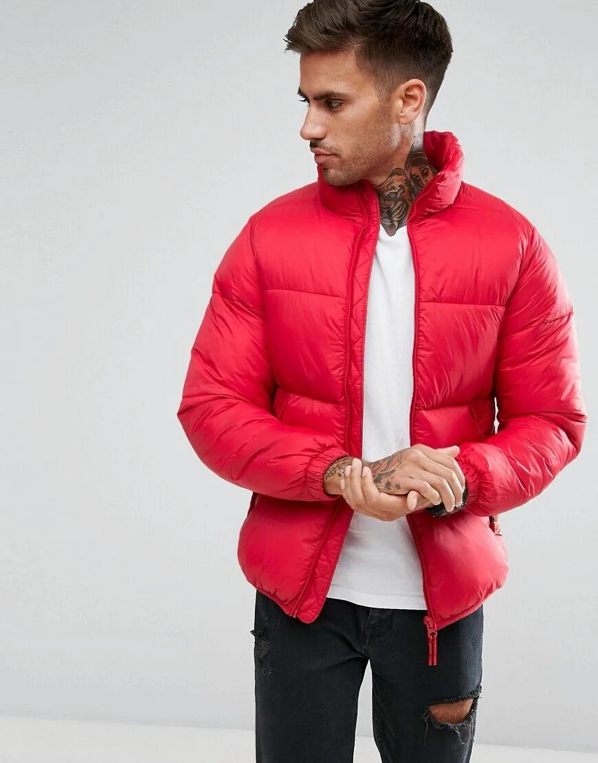 Красная куртка мужчины. Pull Bear куртка красная. Черная дутая куртка Pull&Bear. Red Puffer Jacket. Красный пуховик мужской.