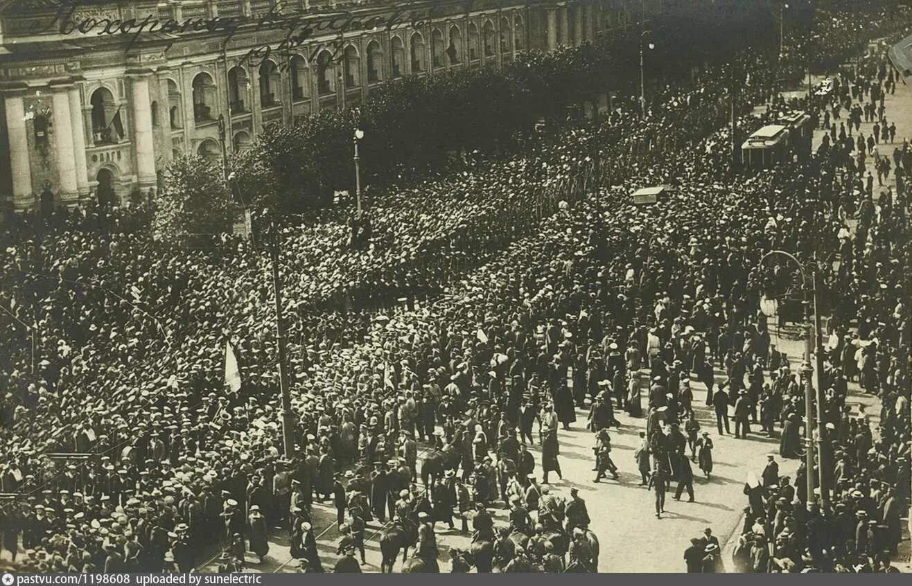 Массовая демонстрация в петрограде. Площадь Восстания 1917. 1917 Года Большевистская революция. Февральская революция. Революция 1917 штурм зимнего дворца.