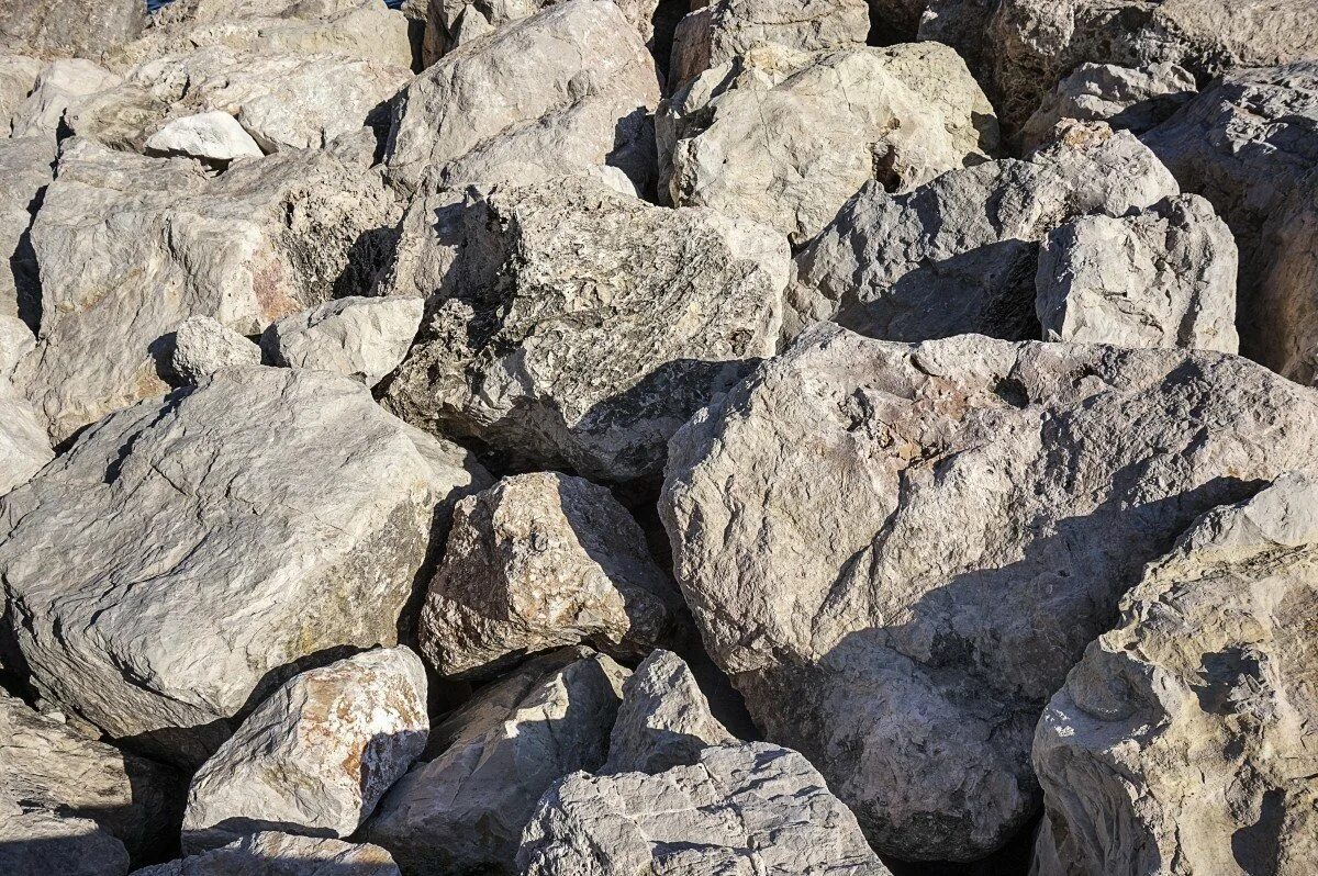 обломки горных пород. природный камень. мрамор породообразующие минералы. камни самоцветы урала. валуны горная порода.