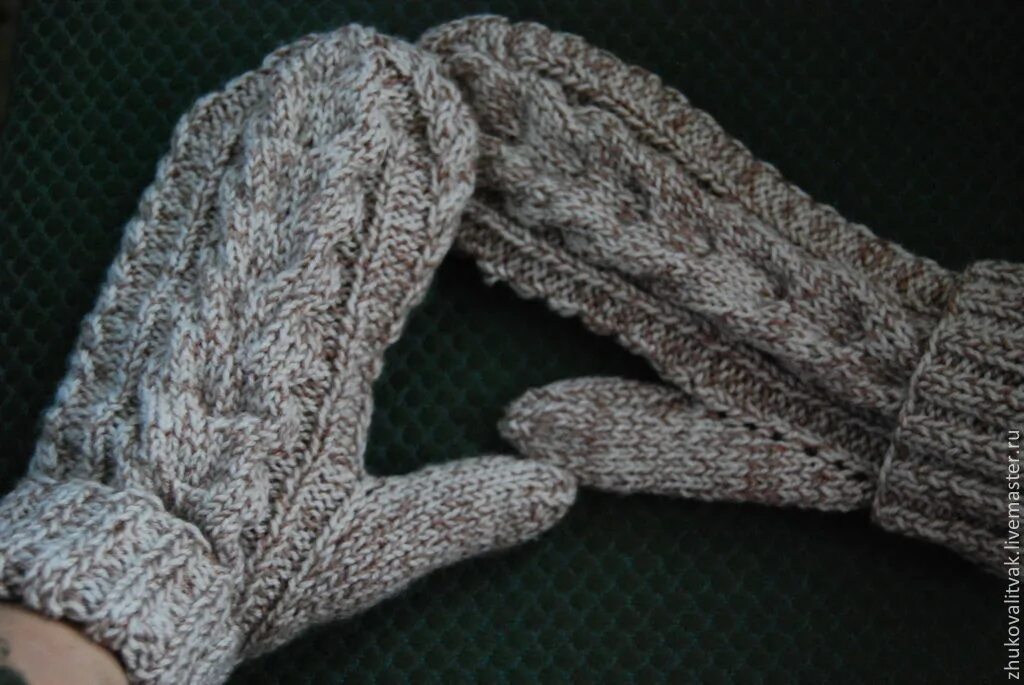 вязаные варежки. необычные варежки. варежки спицами женские. варежки с клином для большого пальца. красивые вязаные варежки.