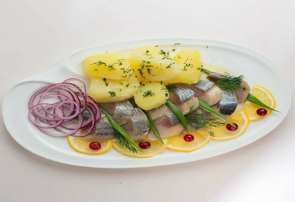 Селедочка под водочку. Селедка под водочку. Снледка сс с картошкой. Селедочка с картошечкой. Сельдь с отварным картофелем.